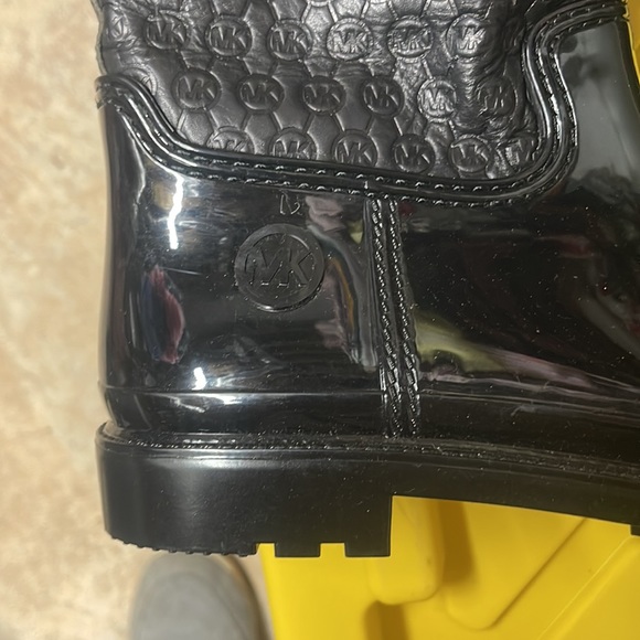 Michael Kors size 9 rain boots - Picture 2 of 3